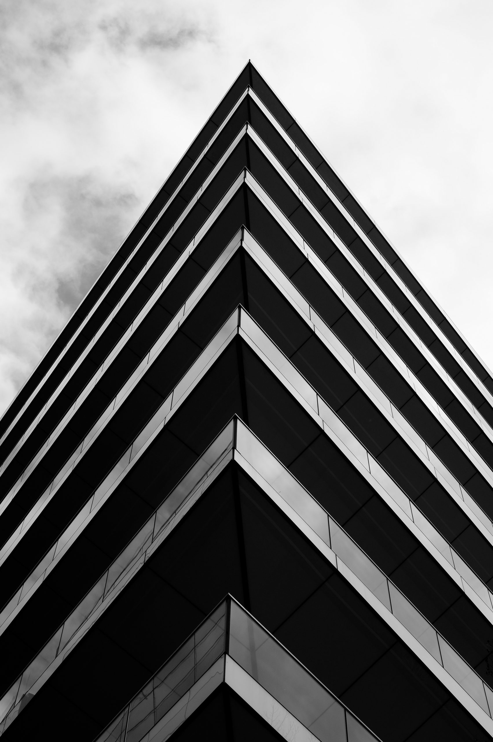 Die Spitze eines architektonischen-Hauses in schwarz weiß