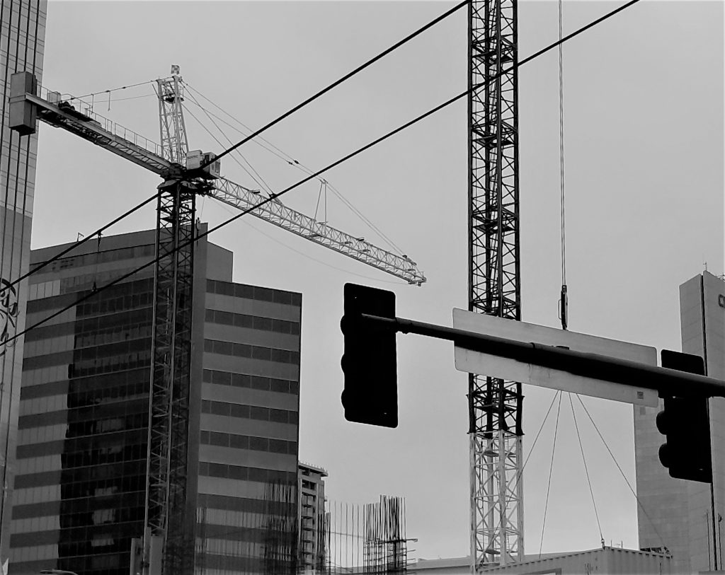 Krank und Hochhäuser und eine Ampel - schwarzweiß