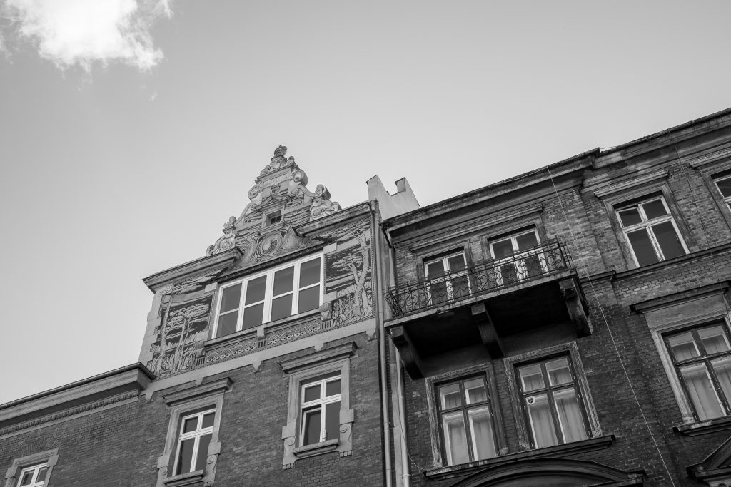 altes Haus - Ansicht von unten - schwarz weiß Fotografie